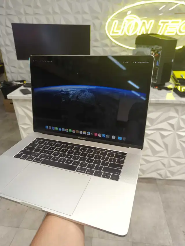 MacBook pro 2017 in Laptops in City of Montréal - Image 3