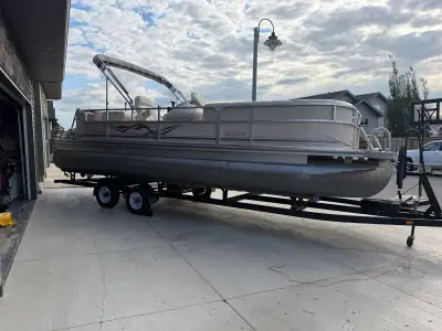 Enjoy the lake in comfort with this Weeres Suntanner 240 ST pontoon boat. Powered by a Honda 90 HP V...