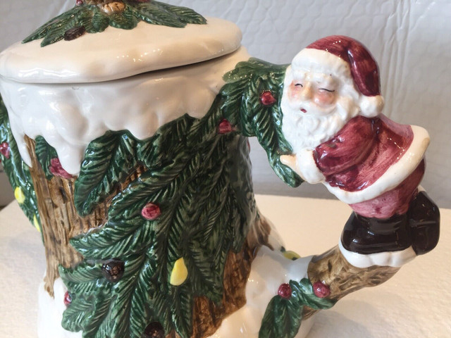 Vintage Christmas Santa Ceramic Coffee / Tea Pot in Kitchen & Dining Wares in Bedford - Image 3