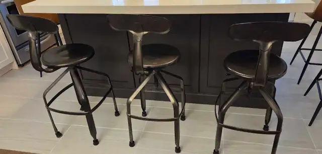 Metal swivel bar stools x3 in Chairs & Recliners in Oakville / Halton Region - Image 2