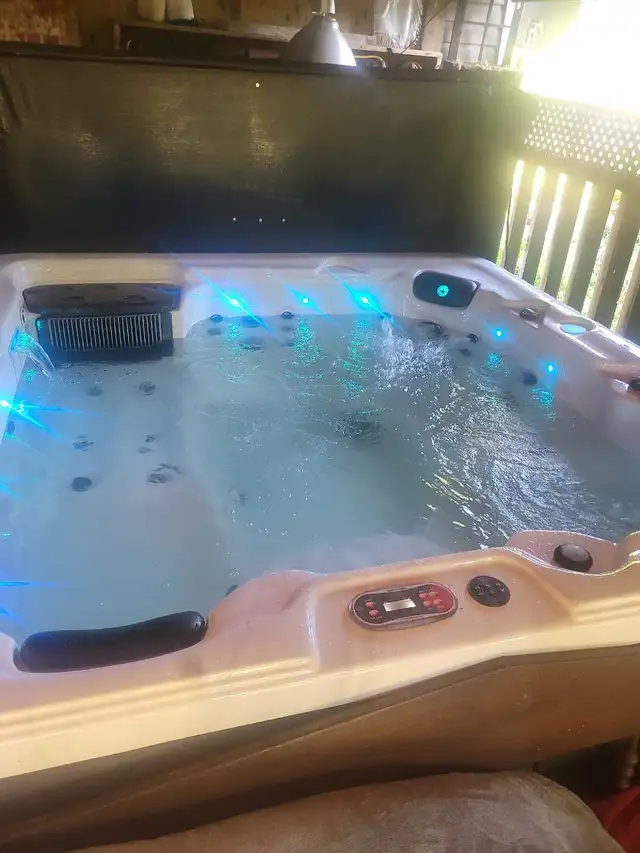 hot tub for sale in Hot Tubs & Pools in Napanee - Image 6