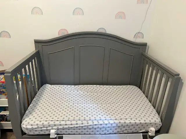 DaVinci Emmett 4-in-1 Convertible Crib in Cribs in Markham / York Region - Image 2