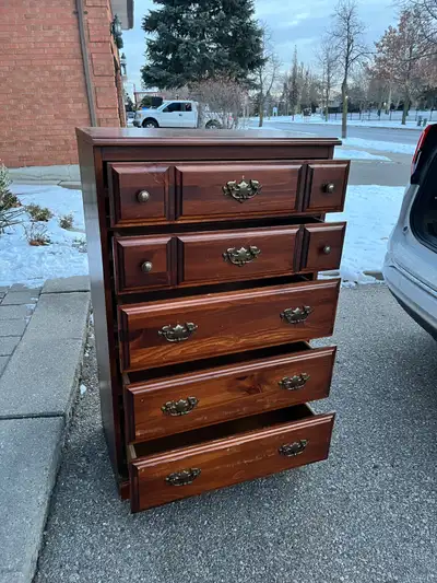 Pine 5 drawer dresser size 28" x 46" x 16" . note scratch's. Needs to be re-stained or can be painte...