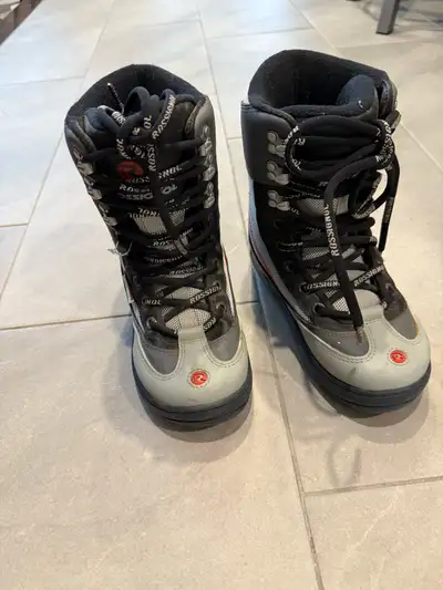 Rossignol snowboard boots, size 4 US. Barely used, very good condition.