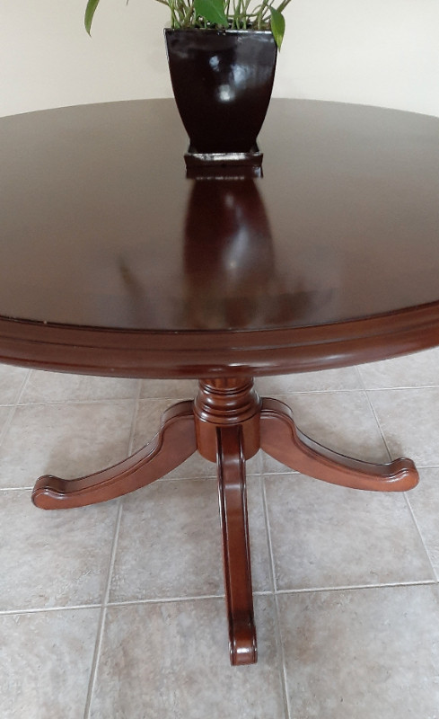 $240 KITCHEN/DINING TABLE - BOMBAY CO. - 48" in Garage Sales in Windsor Region - Image 4