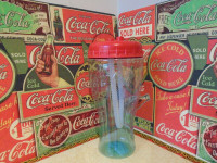 Grand verre  en plastique avec paille Coca-Cola