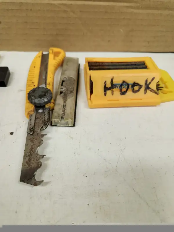 3 utility knives with extra blades, Straight and hook blades in Hand Tools in Belleville - Image 3