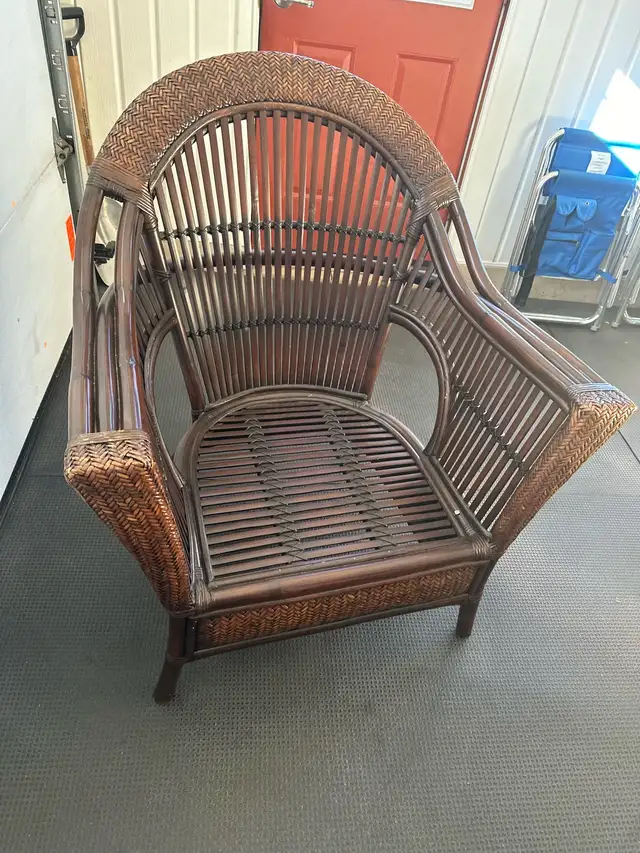 pier 1 wicker chair and cushions in Chairs & Recliners in Moncton - Image 4