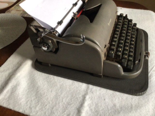 Vintage Remington Typewriter in Arts & Collectibles in Sault Ste. Marie - Image 4