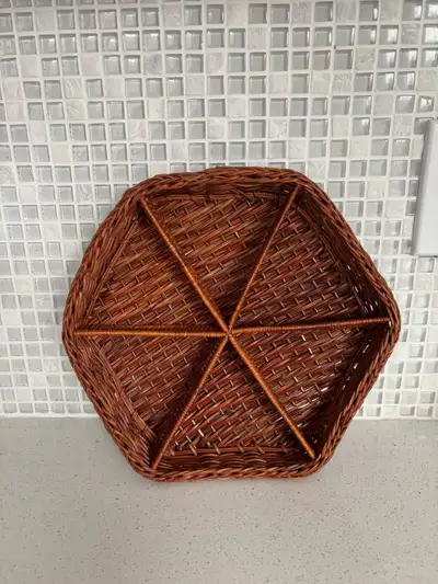 Panier osier hexagonal avec séparateurs / compartiments / sections Hexagonal Rattan basket with comp...