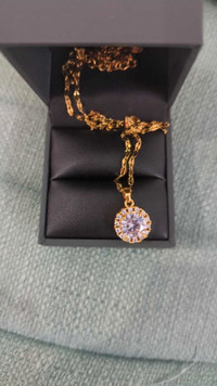 Waterproof adjustable 18k Gold necklace with a dazzling pendant 