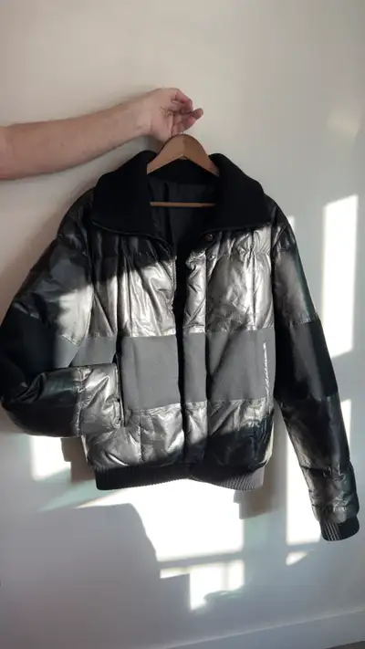 I’m selling a authentic ZZegna leather jacket, made with feather fabric inside which nake it so warm...