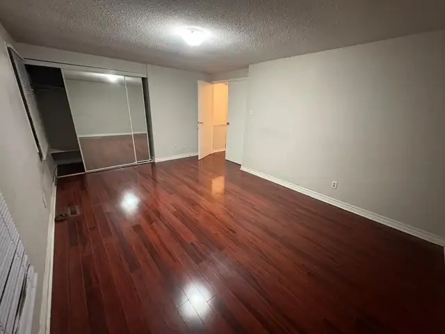 EXTRA Large Private Masterbedroom for rent in Downtown Brampton