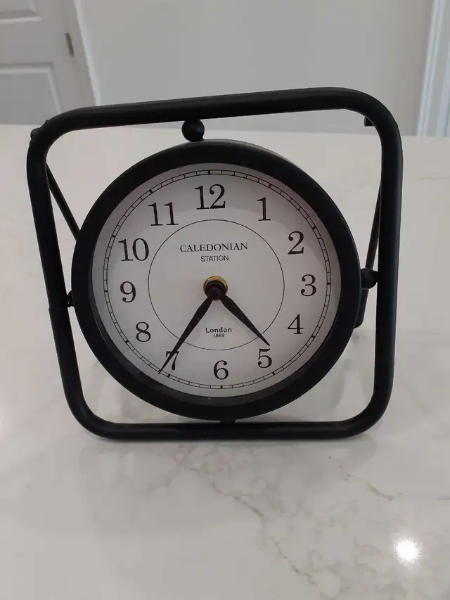 Artificial plant / desk clock in Home Décor & Accents in Markham / York Region - Image 2