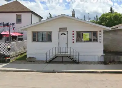 Building for sale by owner Great investment opportunity in Kipling Saskatchewan , Two bedroom's , ki...
