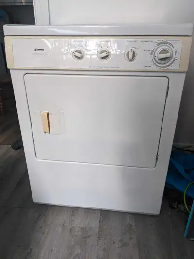 Sécheuse frontale marque Kenmore grande capacité circuit d air nettoyé fonctionne super bien a 150$(...