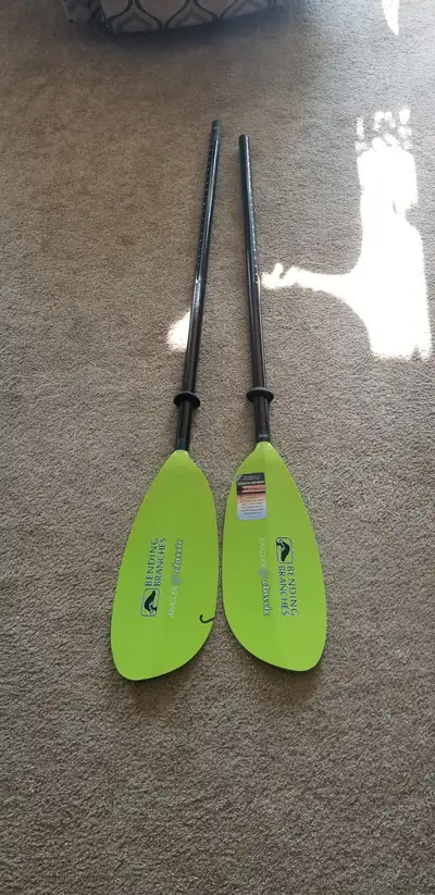 Brand new, used twice to get through shoulder injury. 180cm long and fiberglass so it is light. 160....