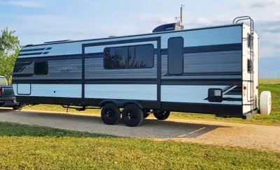 Original owners, purchased through Four Seasons. This is a fantastic trailer with plenty of space an...