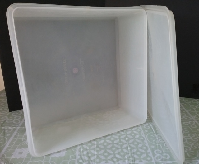 Vintage Tupperware - Square Keeper 166-2 With Lid 223-2 in Kitchen & Dining Wares in Oshawa / Durham Region - Image 2
