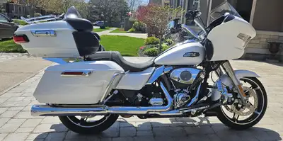 Harley Davidson Road Glide FLTRX. Pearl White with quick detachable King Tour Pak with key locks. Re...