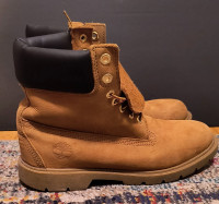 Timberland Boots (Worn) Size: 8.5 (slight inner heel wear/tear)