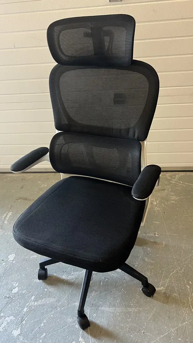 NEW Ergonomic Mesh Office Chair with Headrest & Flip-Up Arm in Chairs & Recliners in Markham / York Region - Image 5