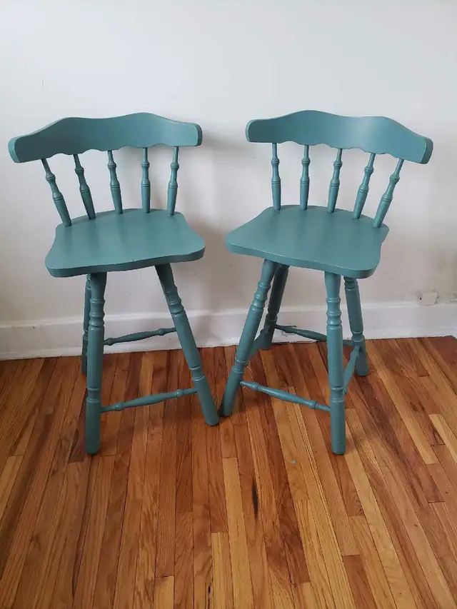 Gorgeous Refinished Solid Wood Aspen Valley Swivel Bar Stools in Chairs & Recliners in Kingston - Image 2