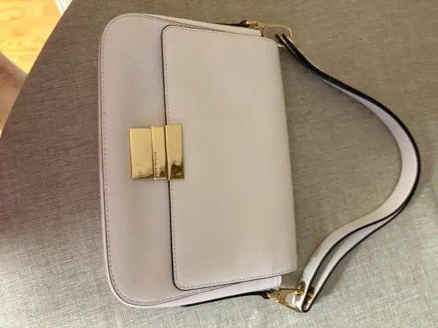 Michael Kors bag in Women's - Bags & Wallets in City of Toronto - Image 2