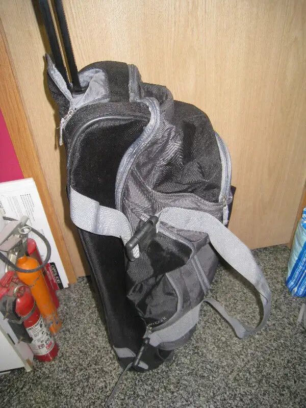NEW or LIKE NEW SPORTS / EQUPIMENT BAGS in Hockey in Regina - Image 7