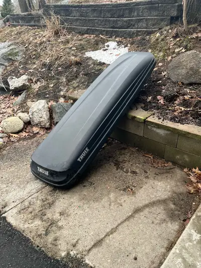 Get ready for your next adventure with this Thule Pulse Alpine 613 roof box! This cargo box offers a...