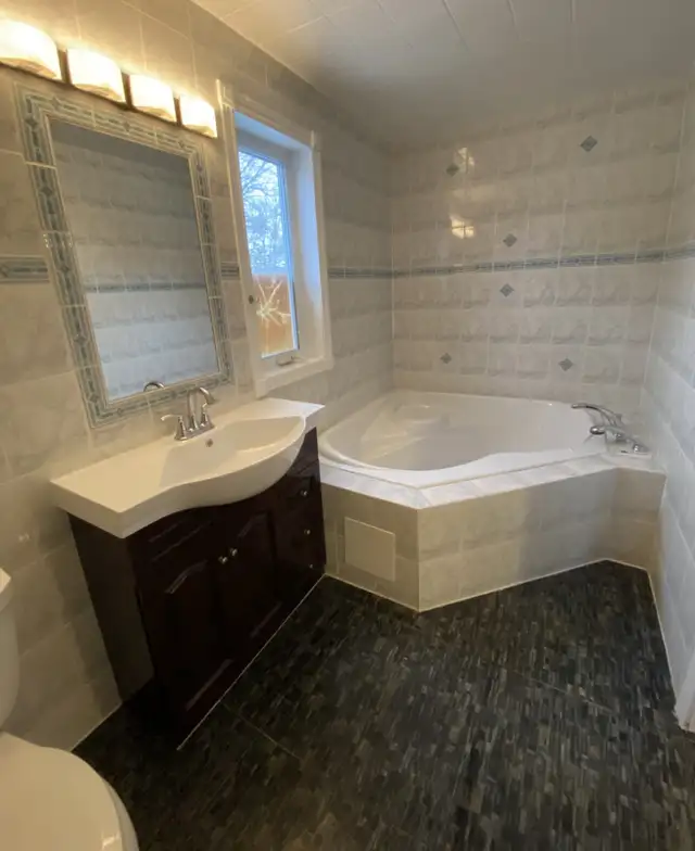 Spacious Student Rental Great for All Sizes Of Groups in Room Rentals & Roommates in Peterborough - Image 8