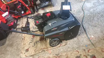 Briggs and Stratton 1022ER Snow blower, View more