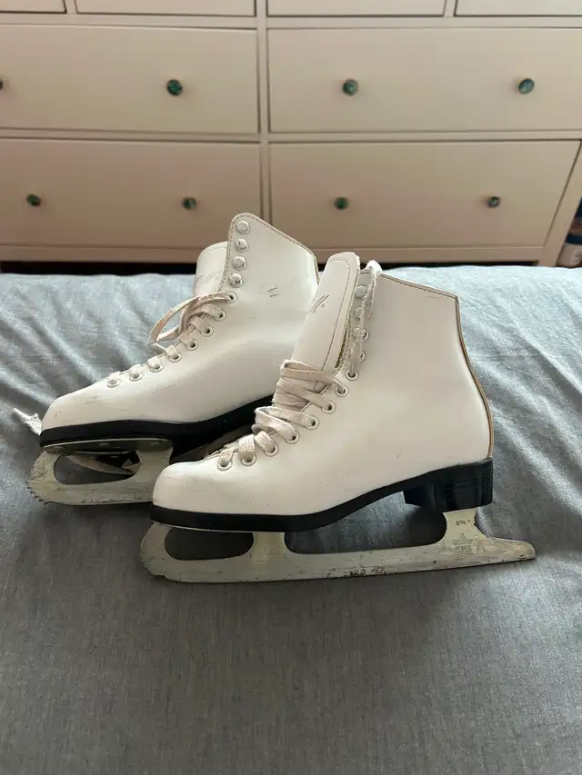 CCM Figure Skates - Size 8.5 in Skates & Blades in City of Toronto - Image 3