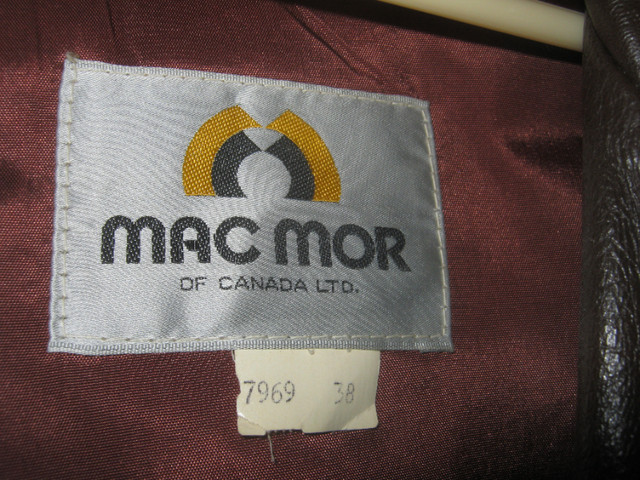 Vintage (1970s) dark brown leather jacket with zippered lining in Men's in Oshawa / Durham Region - Image 2