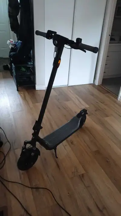 Experience efficient city commuting with this Niu KQi 100F e-scooter, featuring a robust electric mo...