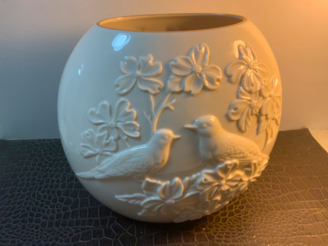 VASE by LENOX-“SPRING”, cream color + gold trip, 8inH x 9inW in Arts & Collectibles in Kitchener / Waterloo - Image 2