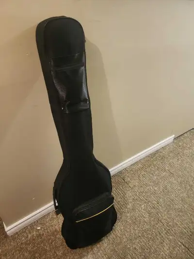 Get ready to rock with this used Nova bass guitar and Fender Rumble 15 amp! This bass guitar has a s...