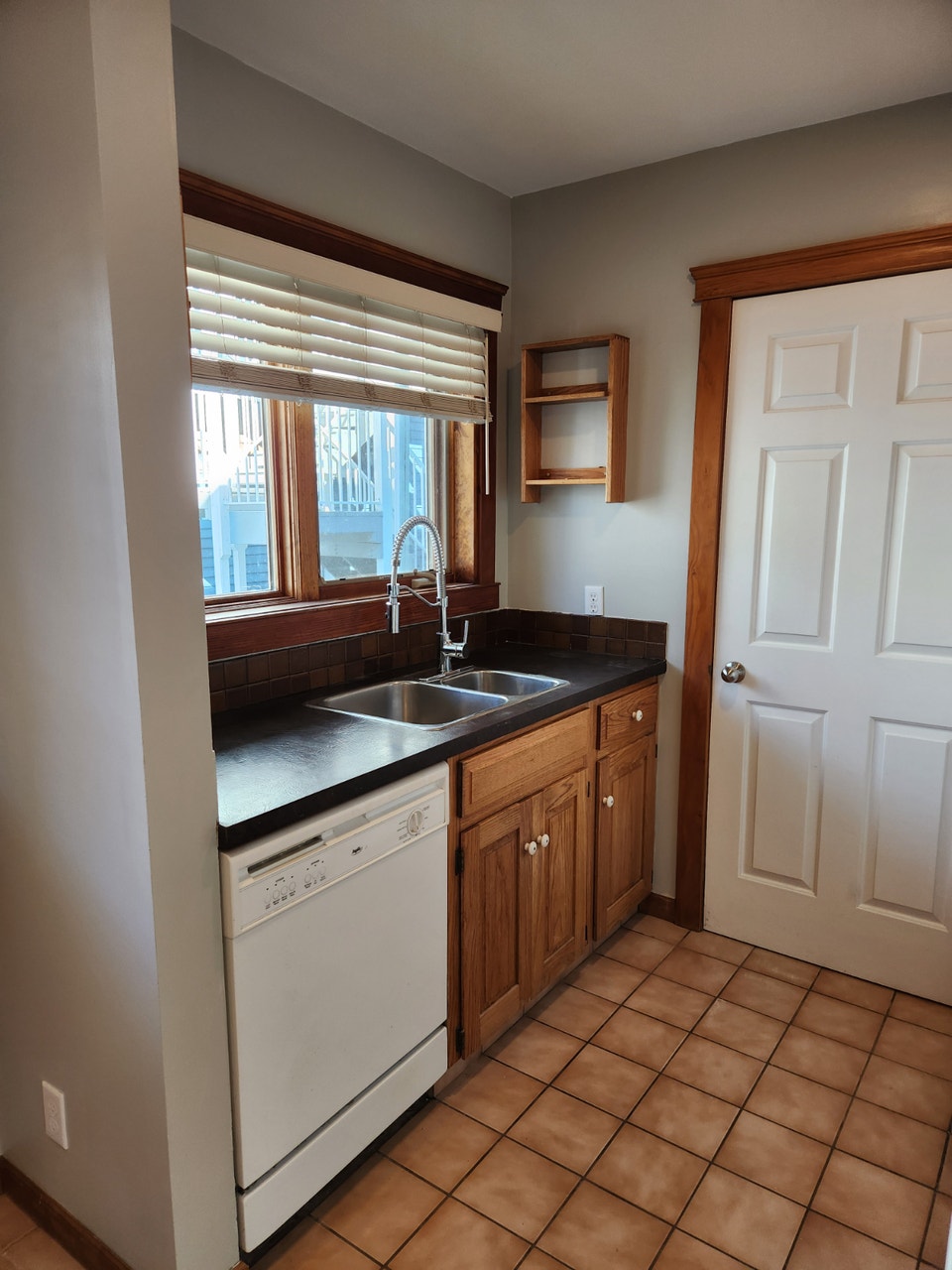 UPSCALE 2 LEVEL1 BEDROOM TOWNHOUSE IN BANFF , ULTRA QUIET SITE . 5