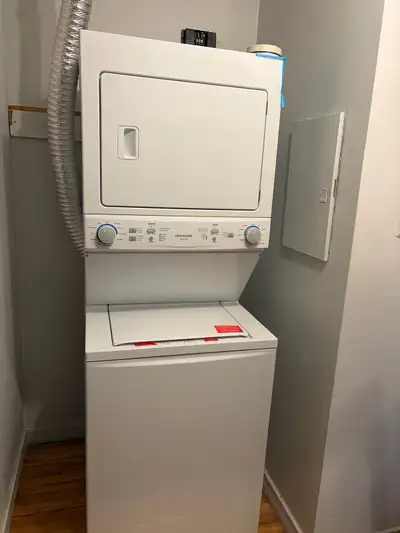 Laveuse-sécheuse superposée Frigidaire , View more