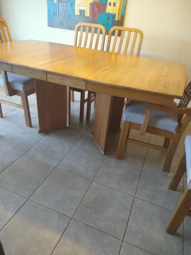 Mobilier de salle à manger 8 morceaux en chêne massif in Dining Tables & Sets in Longueuil / South Shore - Image 4