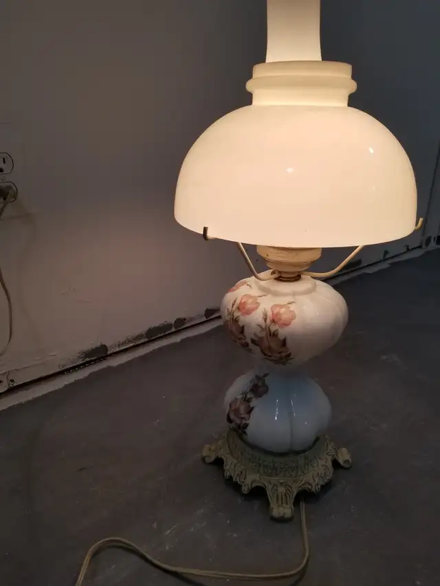 Table lamp in Indoor Lighting & Fans in Markham / York Region - Image 4