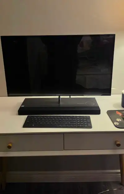 HP all in one. IntelCore 17. 27inch monitor. 16GB. Operating system is Windows 11.USB ports on tge b...