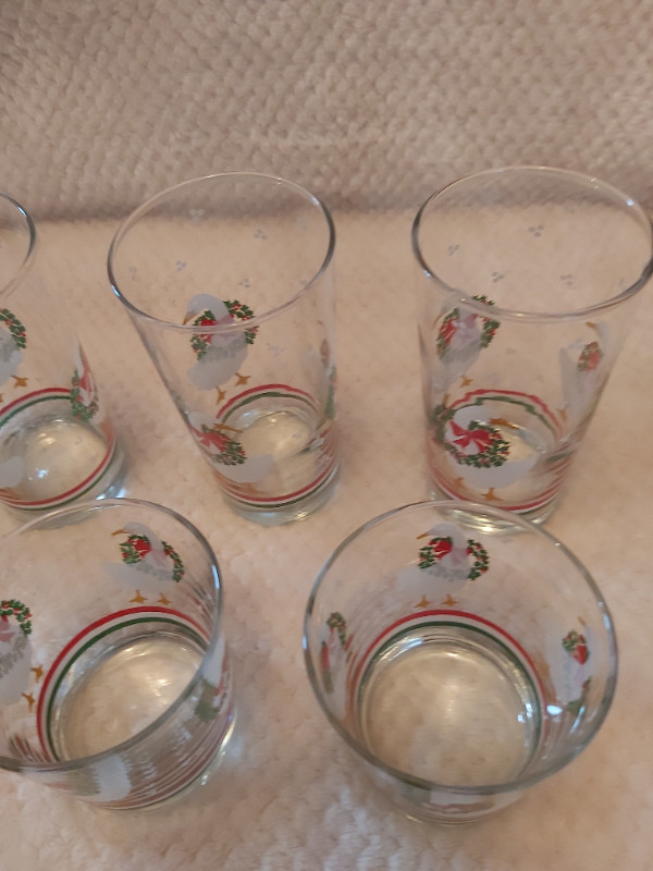 Vintage 1980's Libbey Set of 7 Christmas Goose & Wreath Glasses! in Arts & Collectibles in Saint John - Image 3