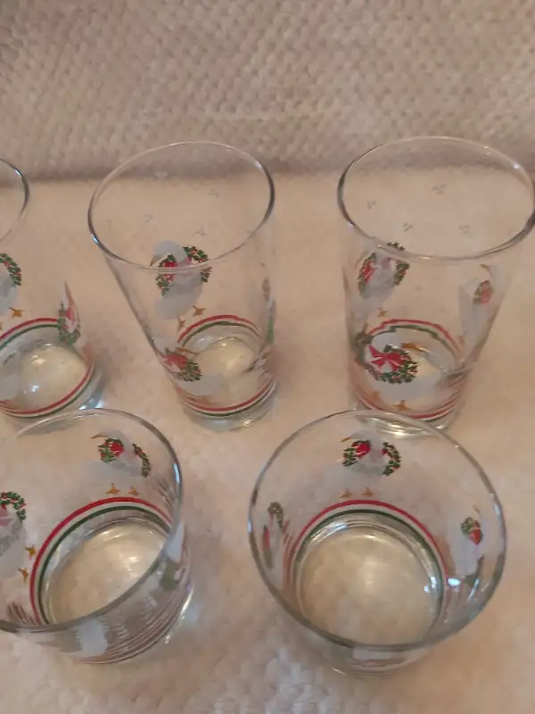 Vintage 1980's Libbey Set of 7 Christmas Goose & Wreath Glasses! in Arts & Collectibles in Saint John - Image 4