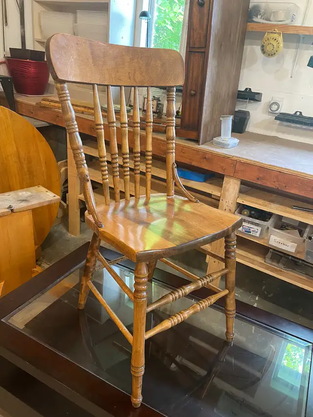 Pine dining table and chairs in Dining Tables & Sets in Bedford - Image 4