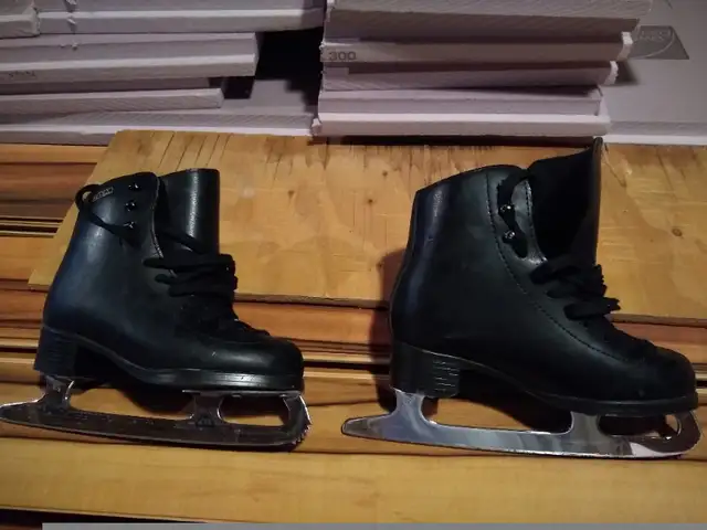 Patin pour enfant 1/Ice skates for kids 1 in Skates & Blades in West Island - Image 4