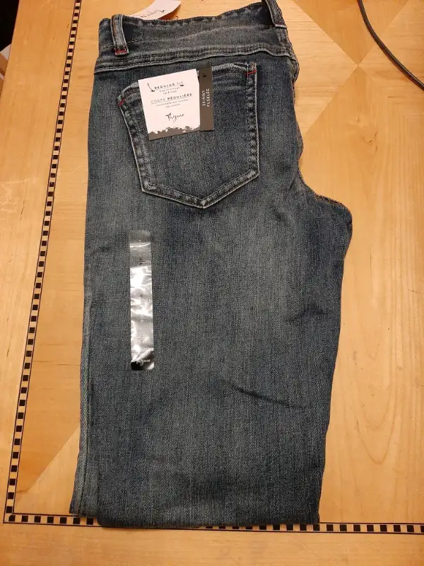 Thyme maternity jeans size small in Women's - Maternity in Markham / York Region - Image 3