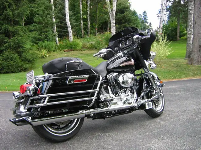 Harley FLHTCI 2006 in Touring in Laurentides - Image 7