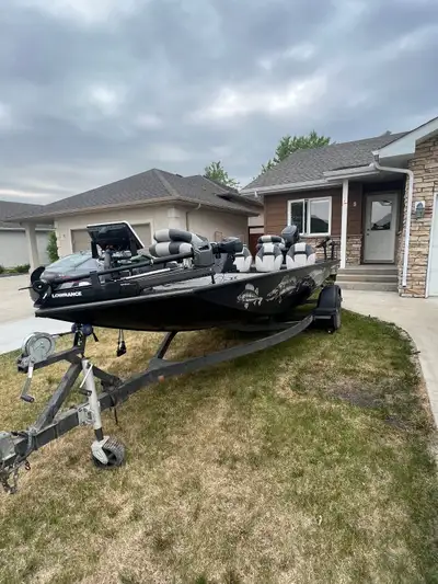 Alumacraft boat for sale ** new professional paint job ** 4 stroke Suzuki outboard ** over $20,000 i...