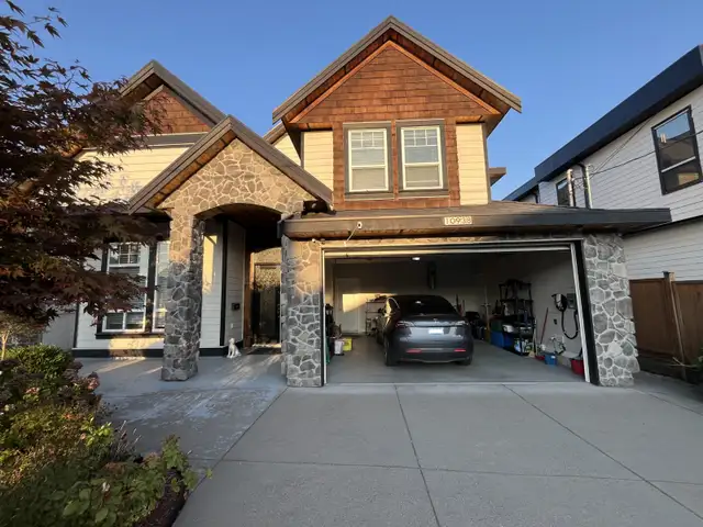 7 Bed 5 Bath House Near Gateway and SFU63793657985539120